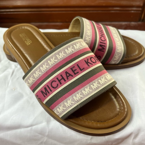 Michael Kors Flat Sandal with Logo. - Picture 3 of 3
